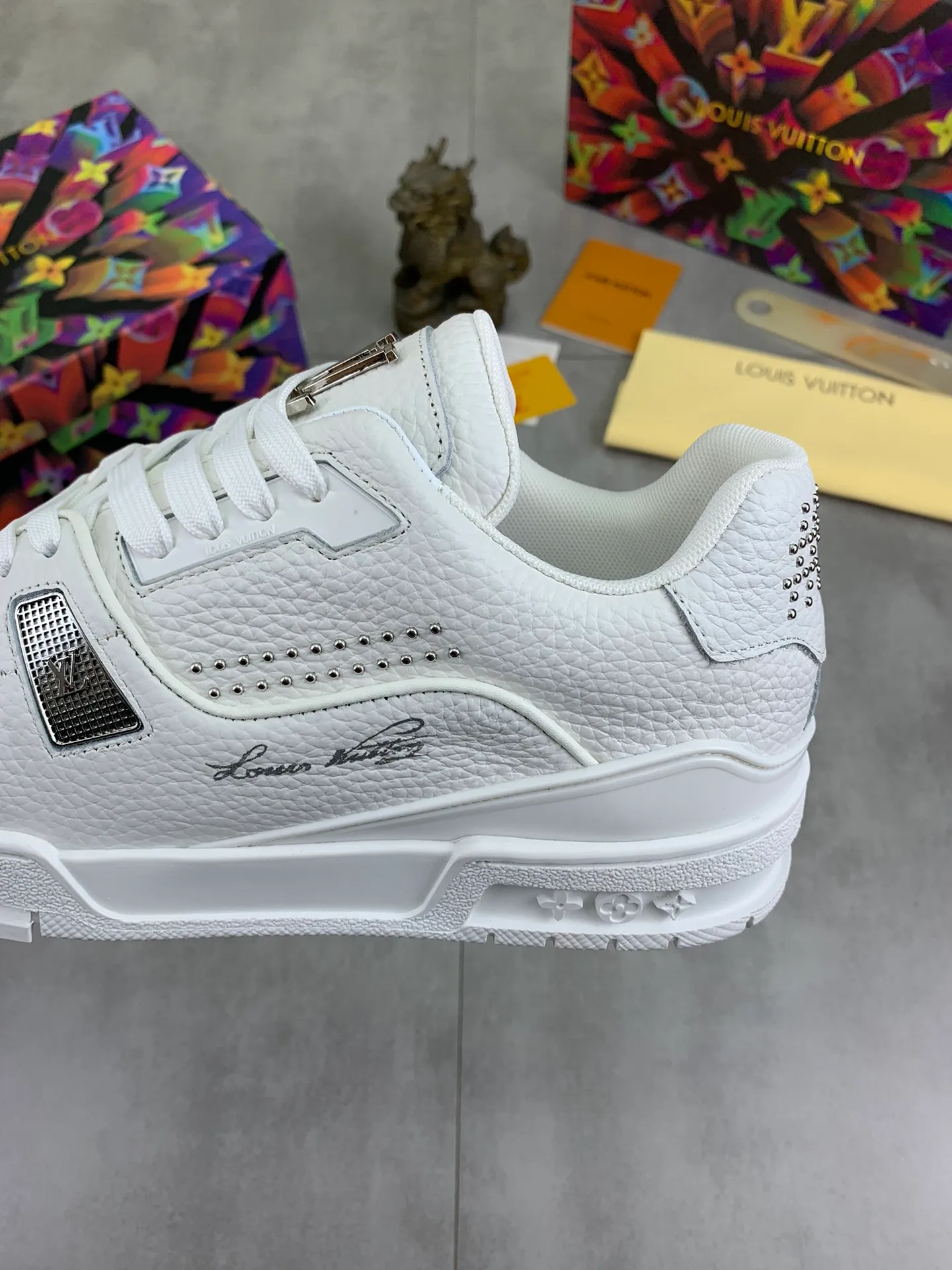 Men's shoes 💰P600 New style 💰💎💎Latest color High version 2025Louis*Vuitto* LV Traine Catwalk TRAINER outsole and fabric private model A shoe that definitely costs a lot of money and effort. This series was designed after the arrival of Vifgil. It is favored by many fans every season. Original TPU outsole Original packaging Men's size: 38-45 (46 can be customized) Color: black and white optional (available from stock, super fast delivery)